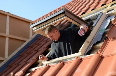 Pose de fenêtres de toit Velux au Noyer
